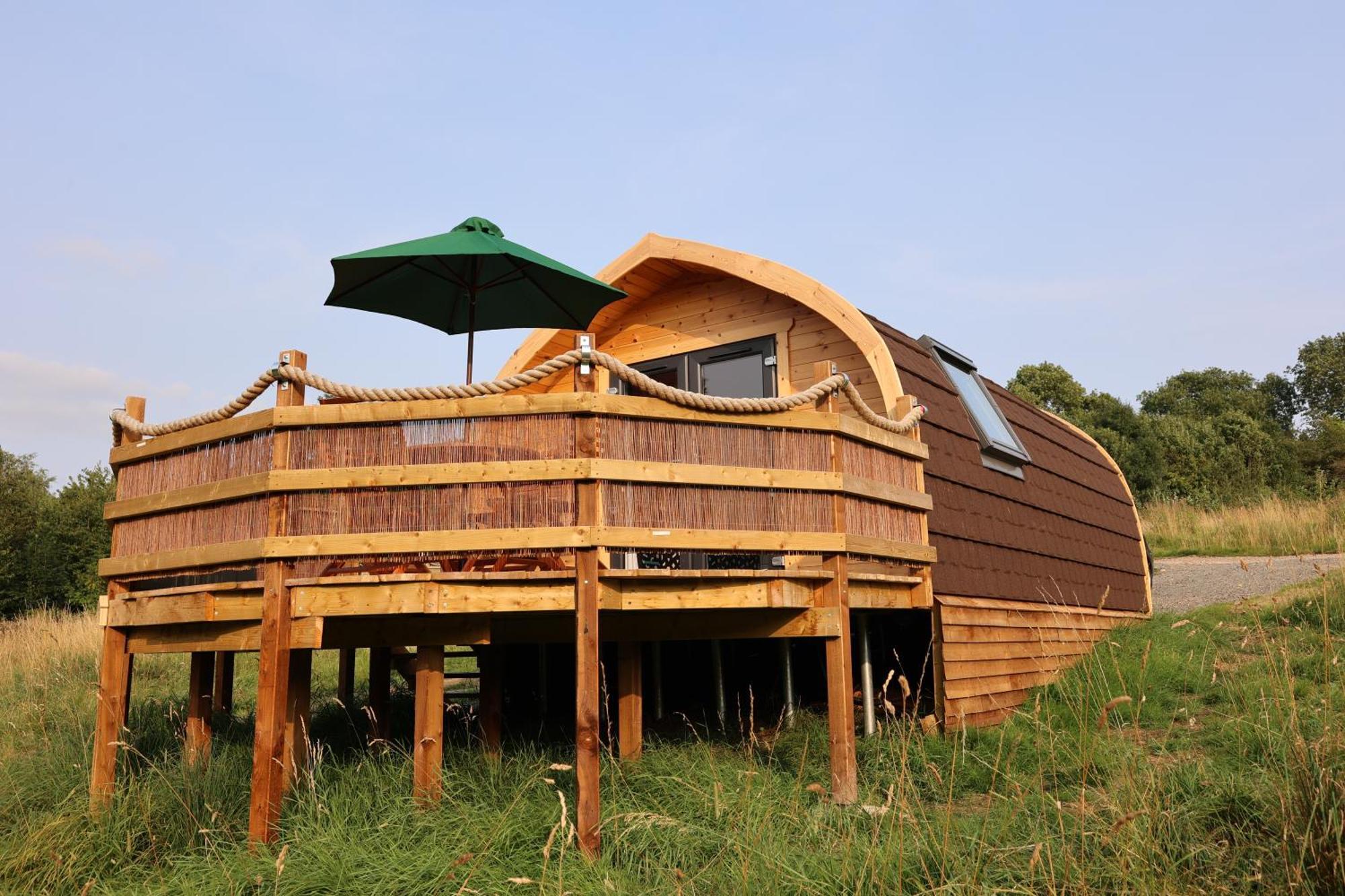 Апартаменты Ammonite Glamping Pod & Hot Tub Hungerton Экстерьер фото